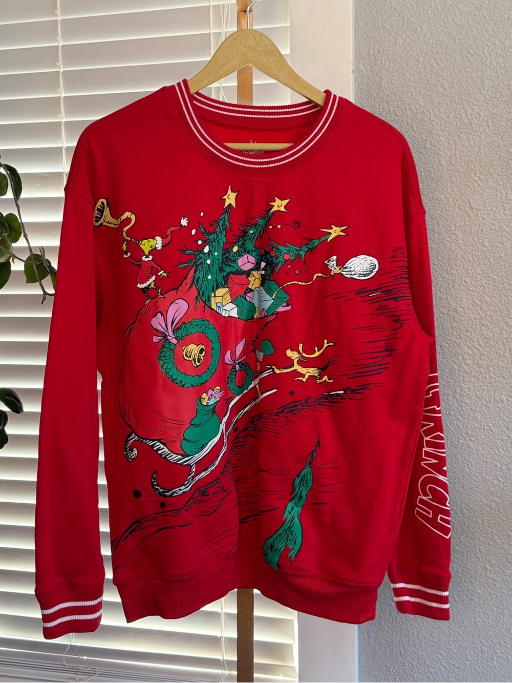 The Grinch Red Holiday Graphic Crewneck Sweater Size Large